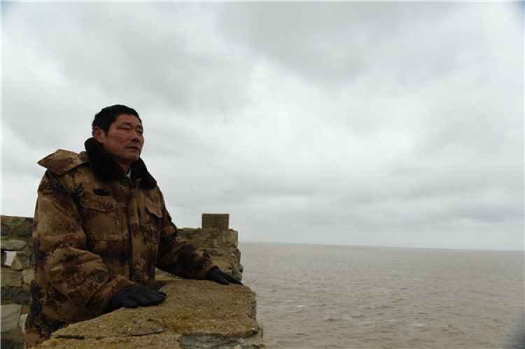 　　王继才在江苏开山岛上眺望远方（2017年2月21日摄）。 新华社记者 韩瑜庆 摄