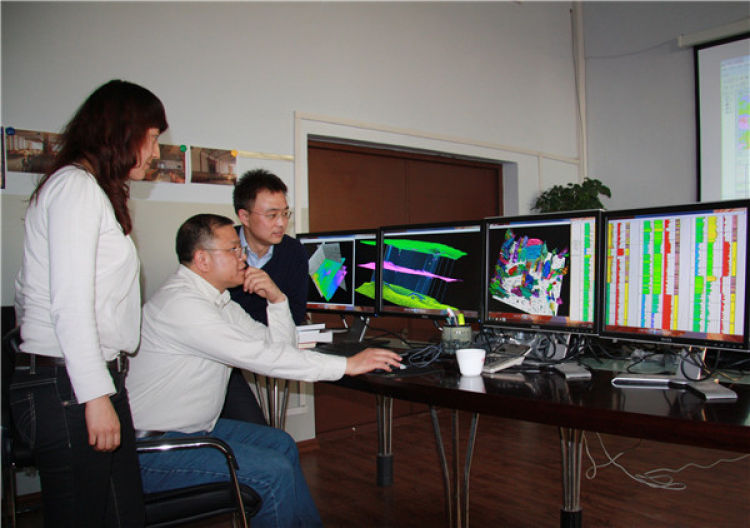 黄大年（中）带领科研团队成员研究问题（2010年11月22日摄）。新华社发