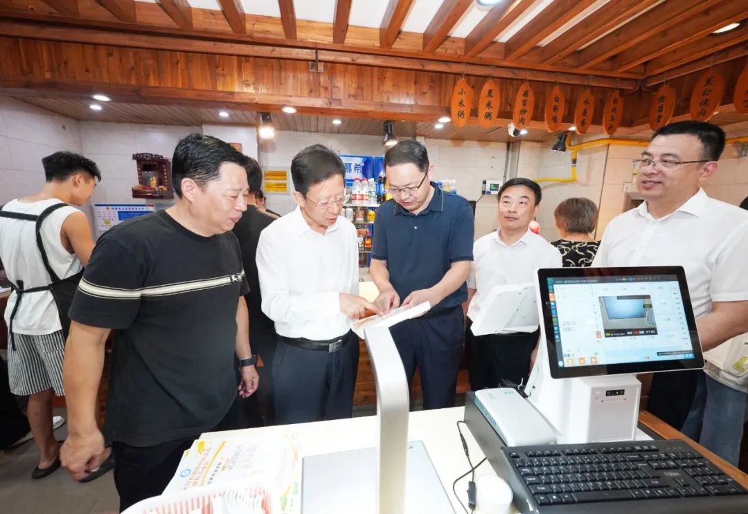 张建华调研深入贯彻中央八项规定精神学习教育开展情况、群众身边不正之风和腐败问题集中整治工作